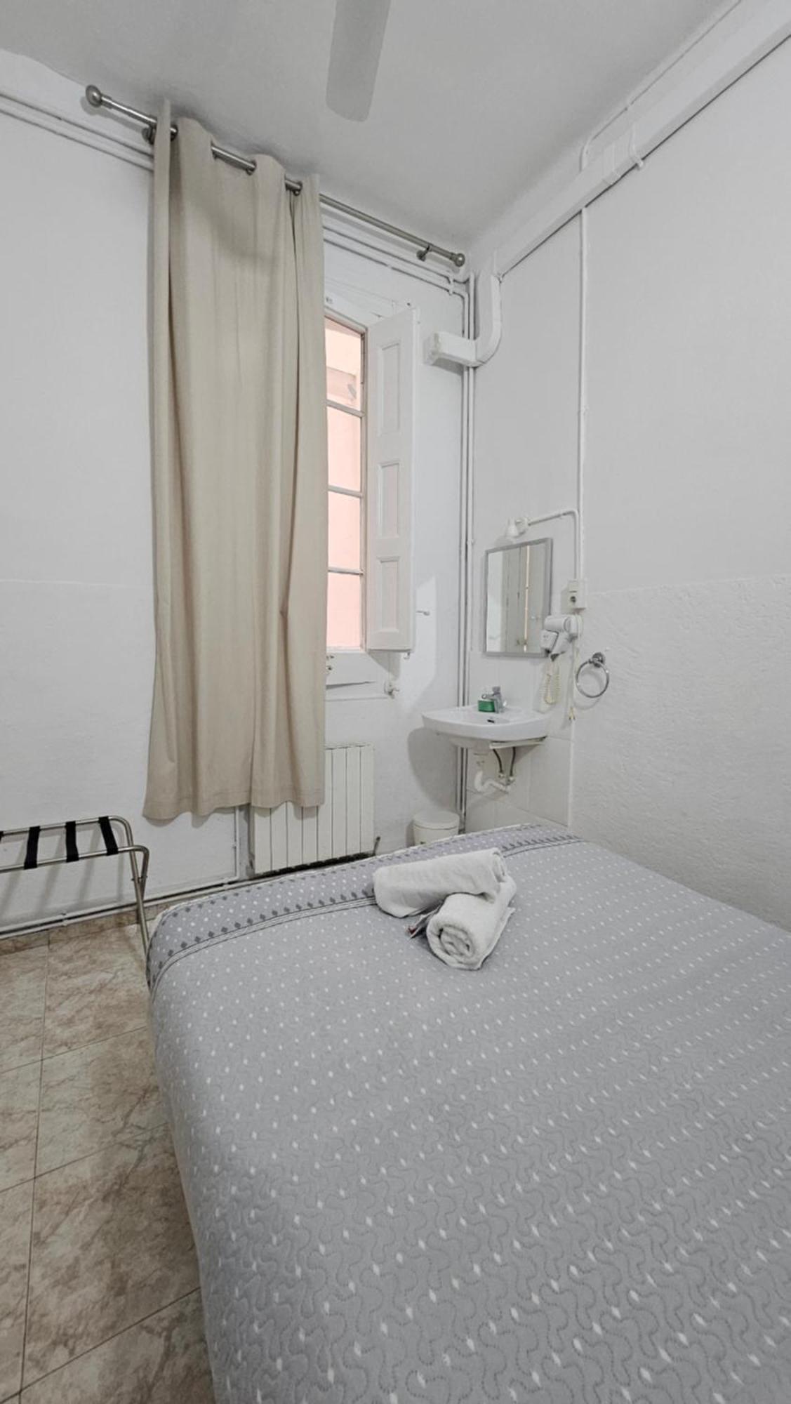 Youth Hostel - Central And Basic Drassanes Barcelona Buitenkant foto